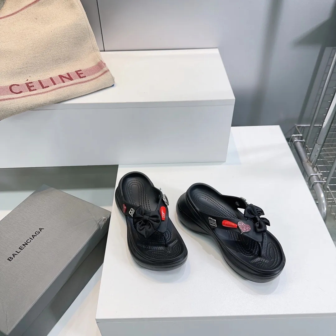 👟👟Ex-factory price 440👟👟 Top quality🔥Balenciaga 25 spring and summer latest thick-soled rubber jelly shoes flip-flops! 25 new spring dark horse items, fashion bloggers at home and abroad have put on foot shows, popular on social platforms at home and abroad, fashionistas must buy, various Parisian elements hardware buckle DIY, highly brand recognition All hardware is re-engraved and made with heavy gold molds Ingenious craftsmanship, accurately restoring every detail Original open-mold EVA rubber and plastic one-piece outsole Super light on the foot, a proper height-increasing artifact with an outsole height of 6cm Original full set of packaging Code number: 35-42 (40, 41, 42 are non-refundable) with original packaging